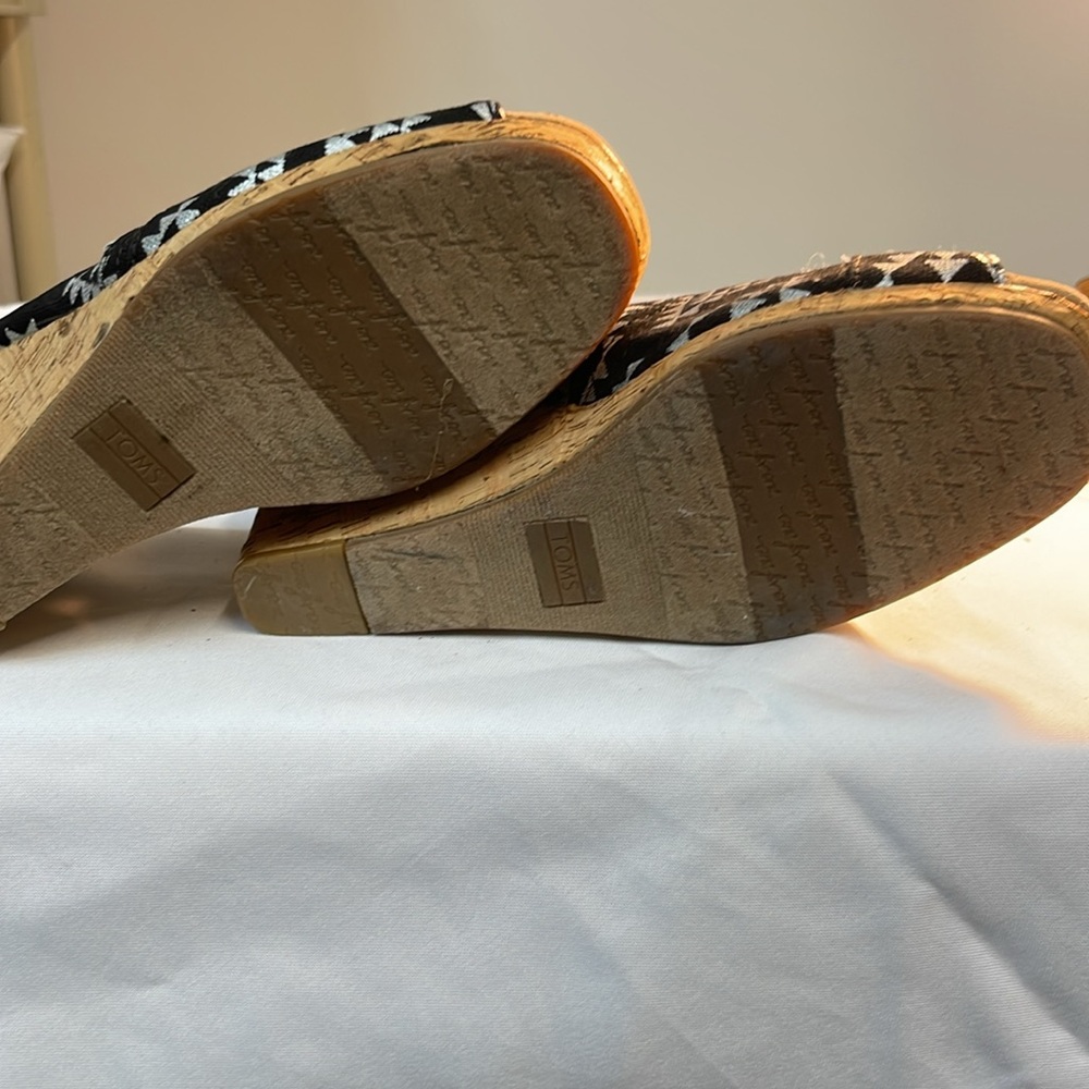 New Toms heels size 9.5, black/silver pattern and cork heel - Picture 4 of 4